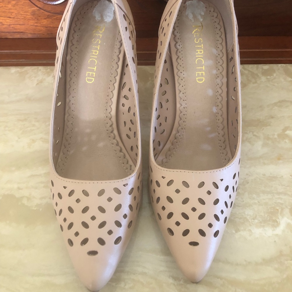 Restricted laser cut pointed toe heels